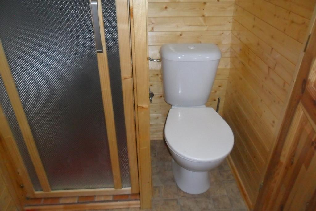 Le Chalet Du Chemin Et Sa Roulotte Berviller-en-Moselle Exterior foto